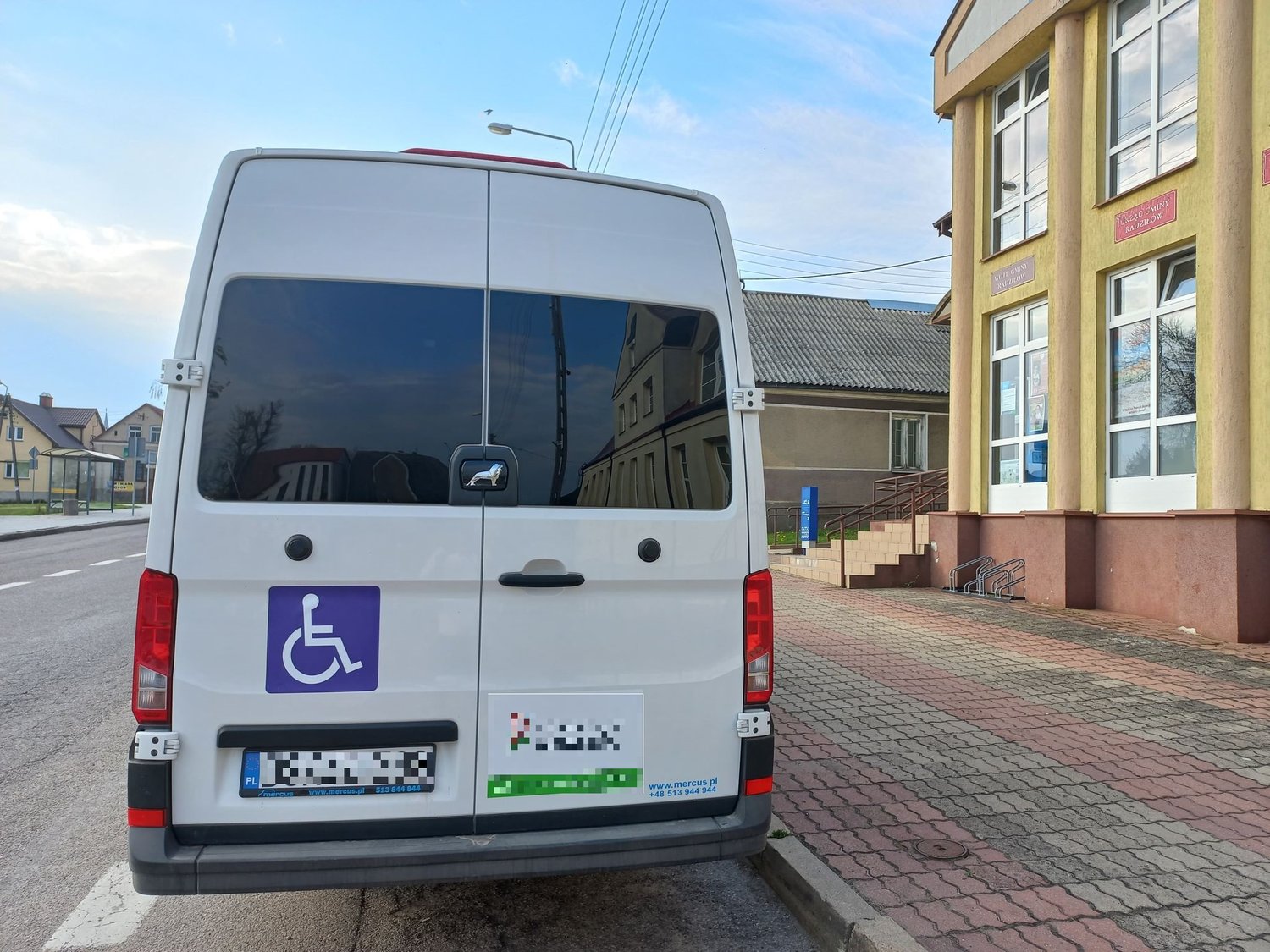 Sollte man beim Vorbeifahren an einem mit einem solchen Schild gekennzeichneten Fahrzeug mit eingeschalteter Warnblinkanlage, aus dem eine behinderte Person aussteigt, besondere Vorsicht walten lassen und gegebenenfalls anhalten?